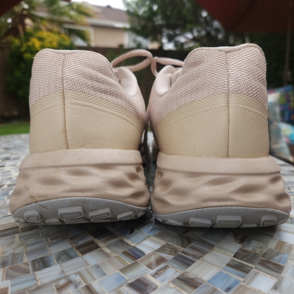 Nike Cream and Black Running Shoes - Picture 3 of 6